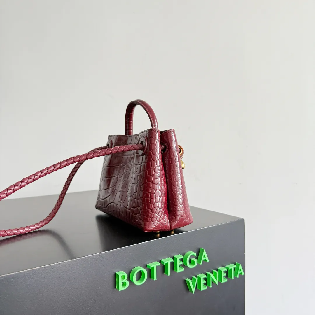 Batch 2880 BOTTEGA VENETA crocodile leather mini andiamo is paired with a four-piece oak hardware set, making the entire bag more layered. As a classic model of the BV family, each innovation brings different surprises to fans. There are three ways to carry it with different makeup. Crocodile skin is called the gold in leather and is famous for its top luxury and rarity. During use, the luster of the crocodile skin will not fade or fade with time. No matter how long it is used, it will still remain new. And because each crocodile skin is different, the effect of each crocodile leather bag is different. Style number: 777614+wood hardware Size: 22*15.5*9cm
